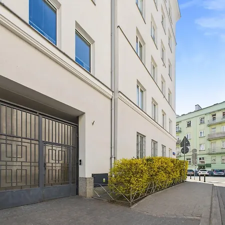Bright With Air Conditioning Near The Copernicus Science Center In By Renters Варшава