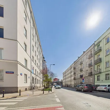 Bright With Air Conditioning Near The Copernicus Science Center In By Renters Apartment *