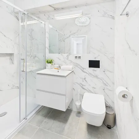 Апартаменты Bright With Air Conditioning Near The Copernicus Science Center In By Renters *