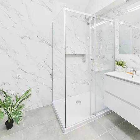 Bright With Air Conditioning Near The Copernicus Science Center In By Renters *
