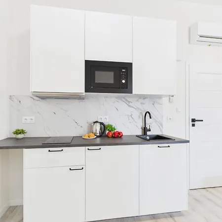 Bright With Air Conditioning Near The Copernicus Science Center In By Renters Apartment *