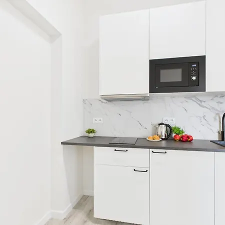 Bright With Air Conditioning Near The Copernicus Science Center In By Renters *