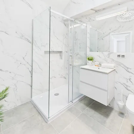 Bright With Air Conditioning Near The Copernicus Science Center In By Renters Апартаменты