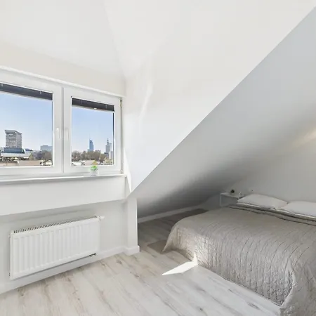 Апартаменты Bright With Air Conditioning Near The Copernicus Science Center In By Renters