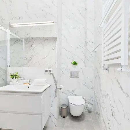 Bright With Air Conditioning Near The Copernicus Science Center In By Renters Apartment