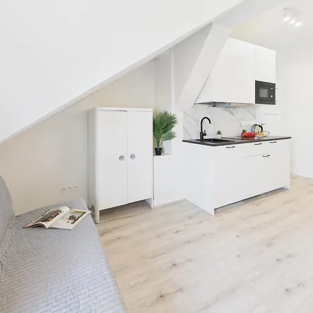Bright With Air Conditioning Near The Copernicus Science Center In By Renters *