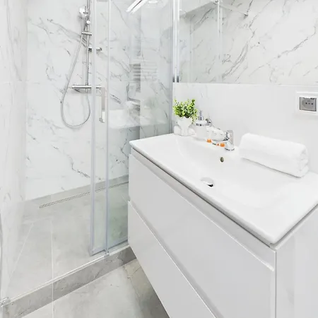 Bright With Air Conditioning Near The Copernicus Science Center In By Renters