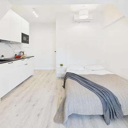 Bright With Air Conditioning Near The Copernicus Science Center In By Renters *