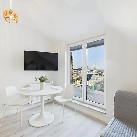 Apartment Bright With Air Conditioning Near The Copernicus Science Center In By Renters
