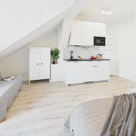 Bright With Air Conditioning Near The Copernicus Science Center In By Renters Apartment *