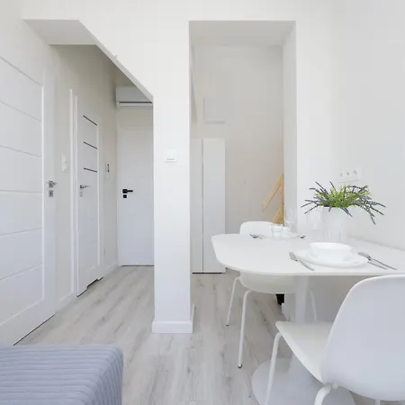 Bright With Air Conditioning Near The Copernicus Science Center In By Renters Варшава