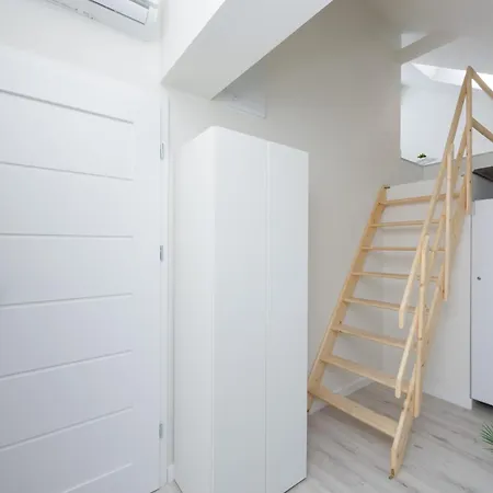 Bright With Air Conditioning Near The Copernicus Science Center In By Renters Apartment *