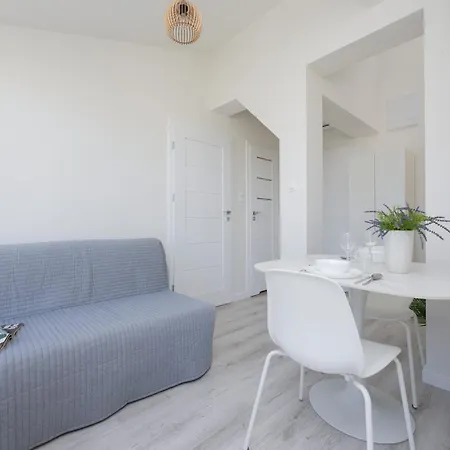 Bright With Air Conditioning Near The Copernicus Science Center In By Renters *