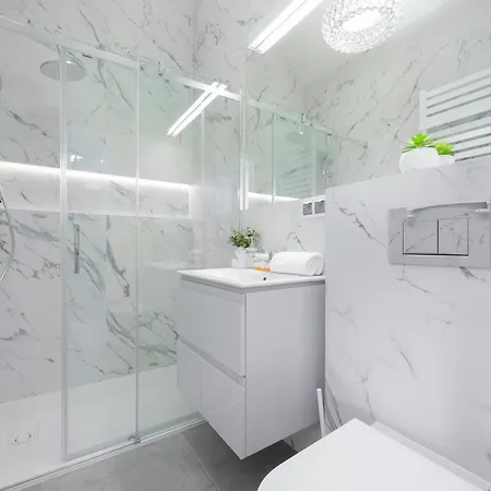 Bright With Air Conditioning Near The Copernicus Science Center In By Renters Apartment *