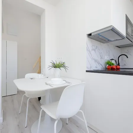 Apartment Bright With Air Conditioning Near The Copernicus Science Center In By Renters *